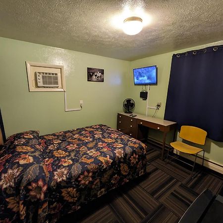 Tour Inn Motel Howard City Екстер'єр фото