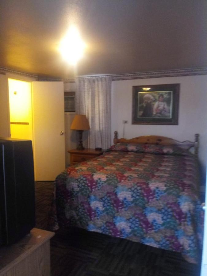 Tour Inn Motel Howard City Екстер'єр фото