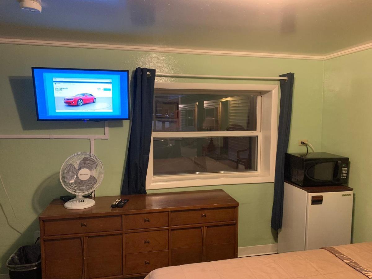 Tour Inn Motel Howard City Екстер'єр фото