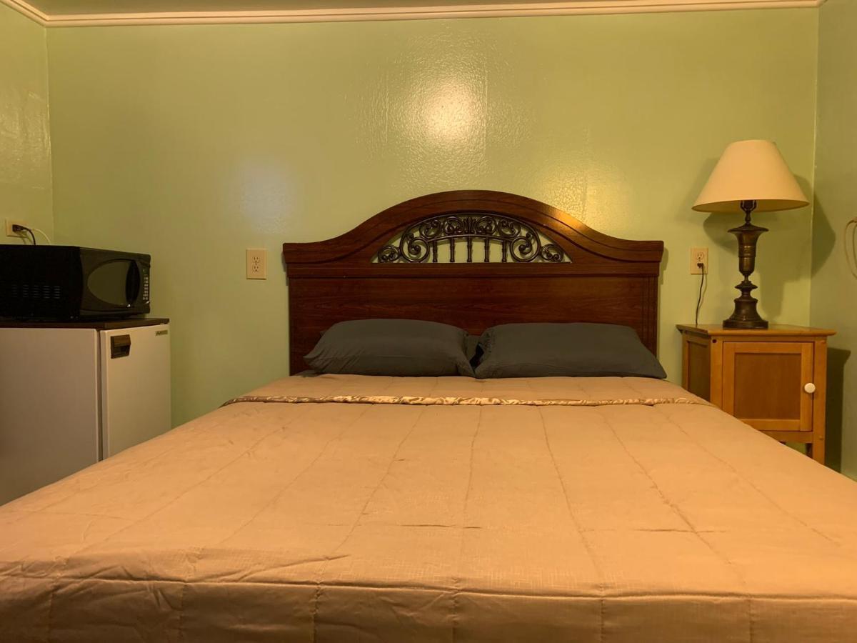 Tour Inn Motel Howard City Екстер'єр фото