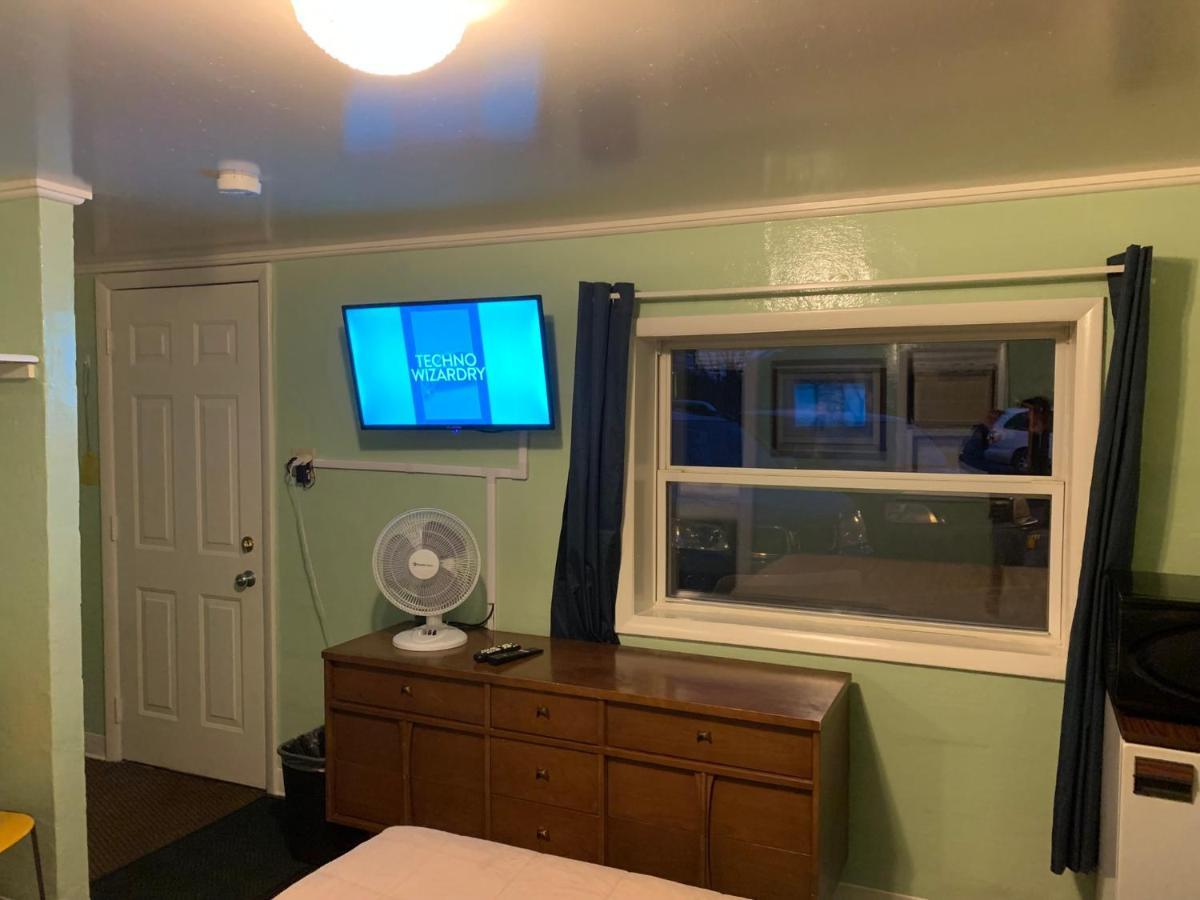 Tour Inn Motel Howard City Екстер'єр фото