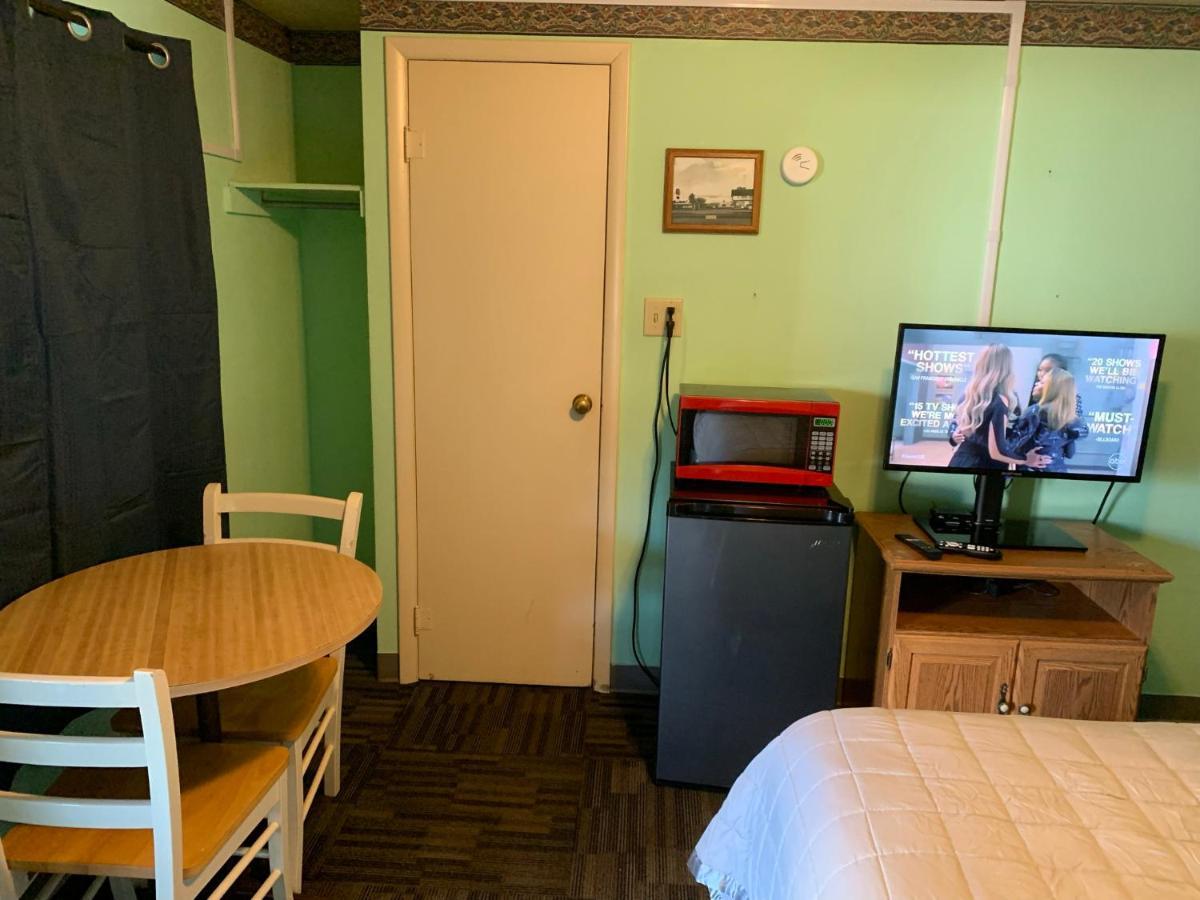 Tour Inn Motel Howard City Екстер'єр фото