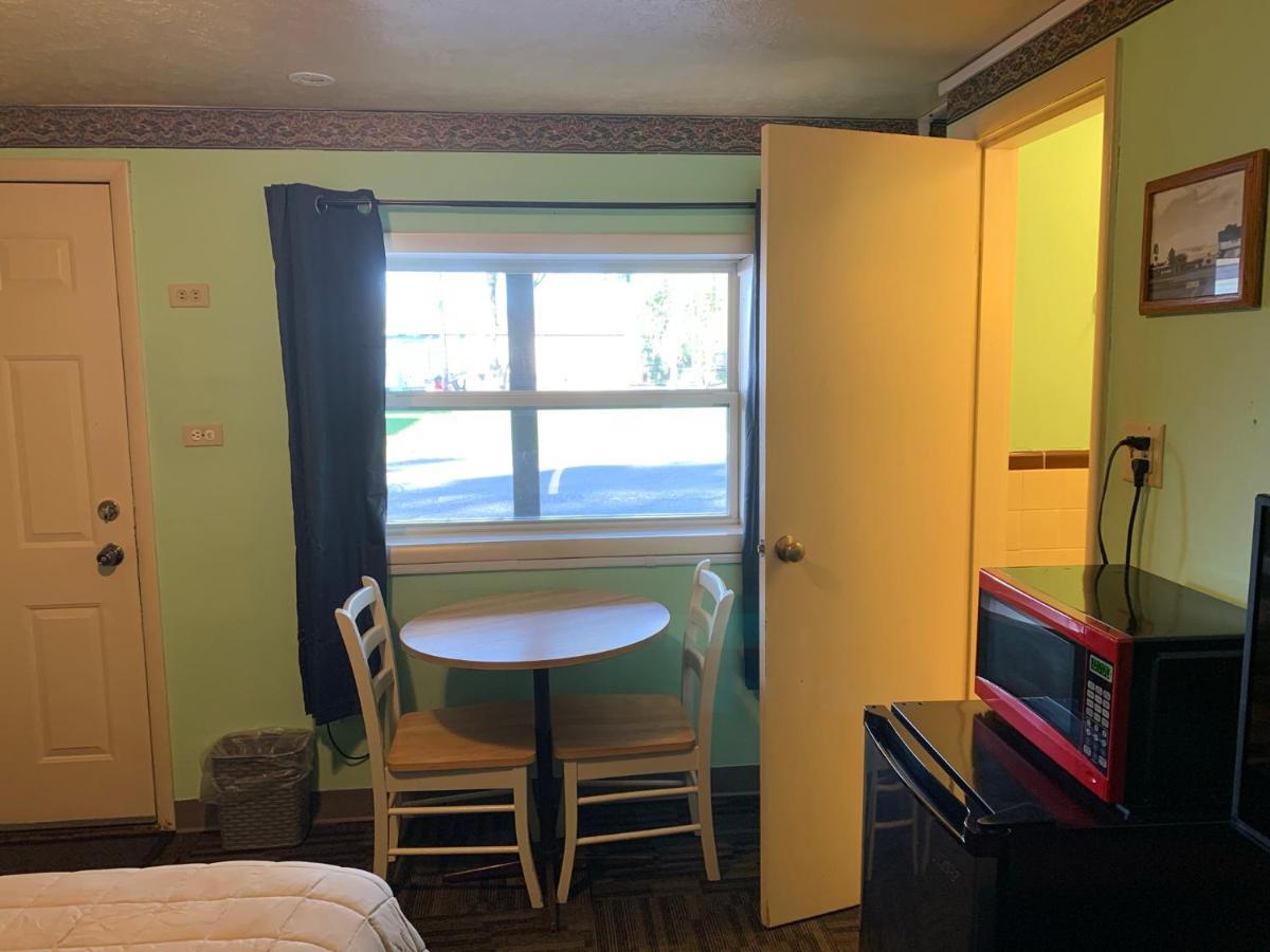Tour Inn Motel Howard City Екстер'єр фото