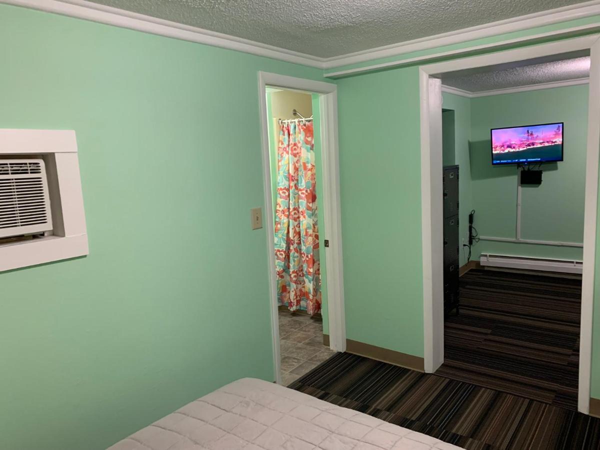 Tour Inn Motel Howard City Екстер'єр фото