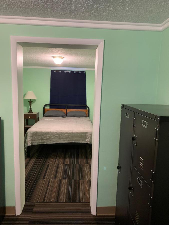 Tour Inn Motel Howard City Екстер'єр фото