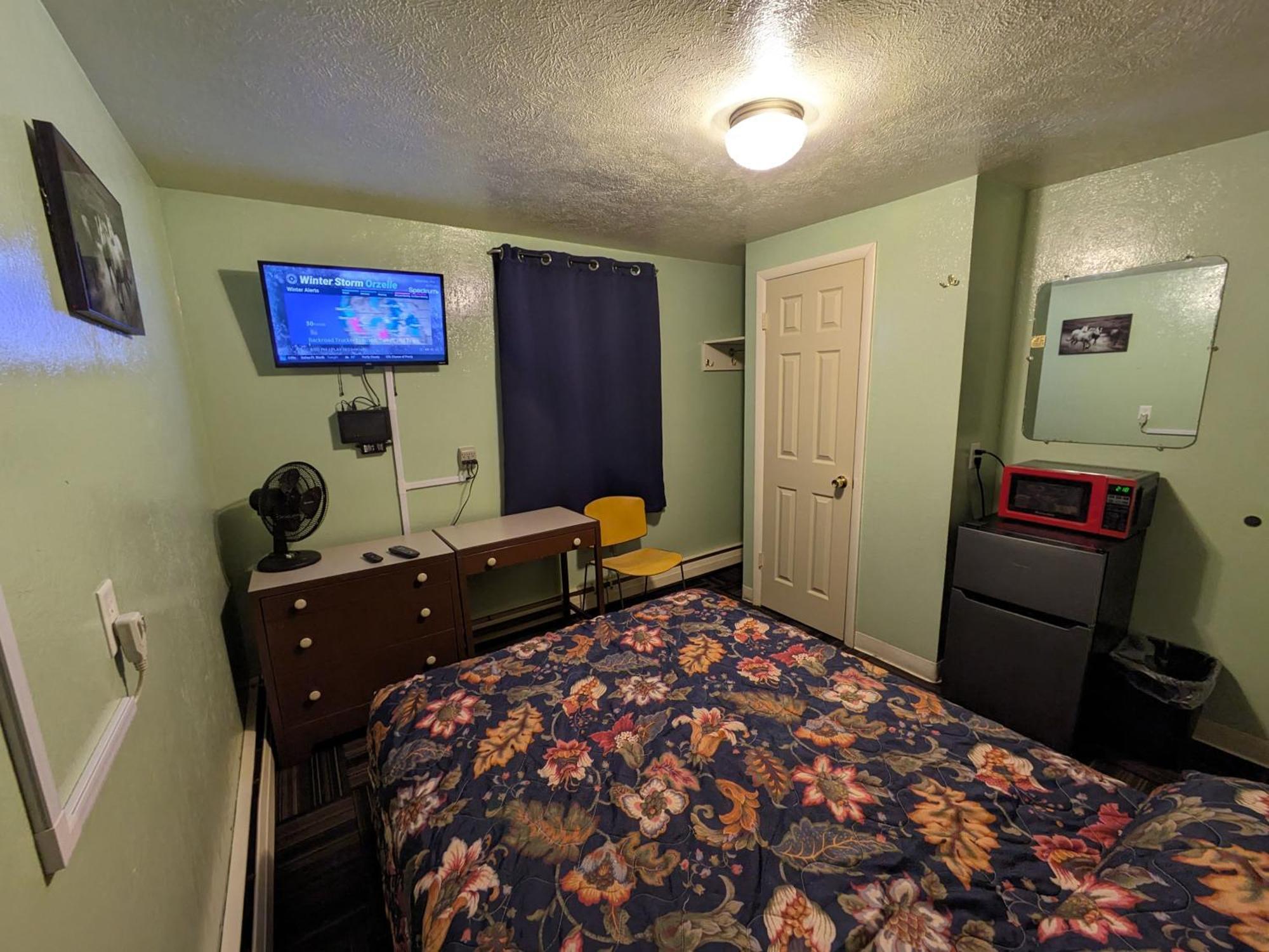 Tour Inn Motel Howard City Екстер'єр фото