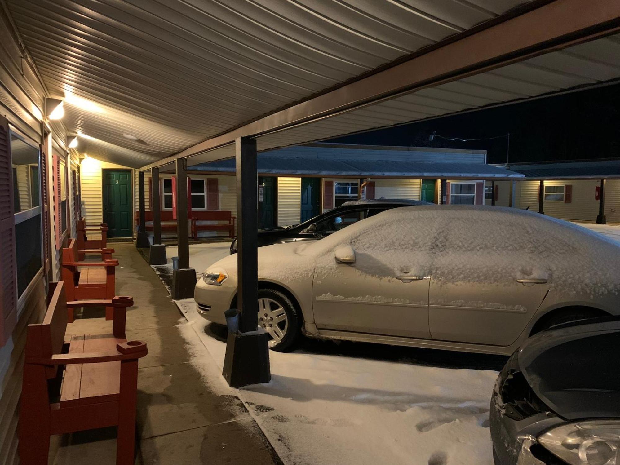 Tour Inn Motel Howard City Екстер'єр фото